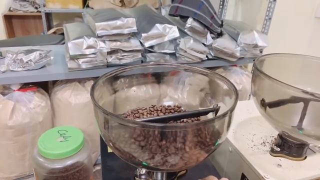 Xay cà phê bằng 2 máy Robust xay liên tục cùng 1 lúc xem máy nào nhanh hơn смотреть онлайн