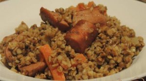 Греча с овощами и сосисками