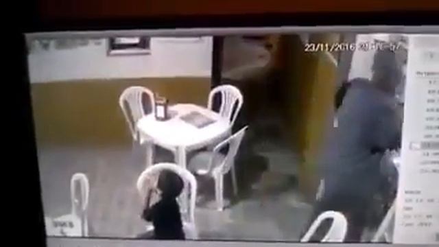 Бразильский коп стреляет в грабителя
