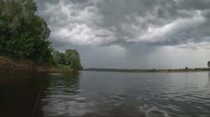 Еле успел спастить от шторма на Вятке. Когда клюет судак.