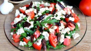 Салат с помидорами, чесночным творогом и оливками