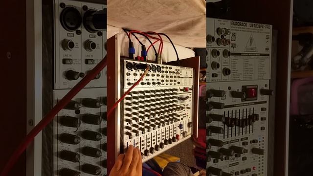 Behringer Ub 1832 mixer + OMNITRONIC P-1000 Endstufe, 2x500W/4 Ohm. Live Testen смотреть онлайн