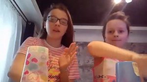 Девочки играют на стаканчиках