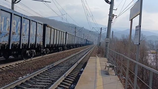 Электровозы 4ЭС5К-012 "Ермак" с грузовым поездом и толкач 4ЭС5К-006 "Ермак" в хвосте. смотреть онлайн