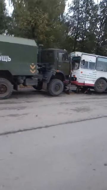 Ремонт троллейбуса на остановке. смотреть онлайн