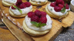 Печенье с кремовой начинкой и ягодами