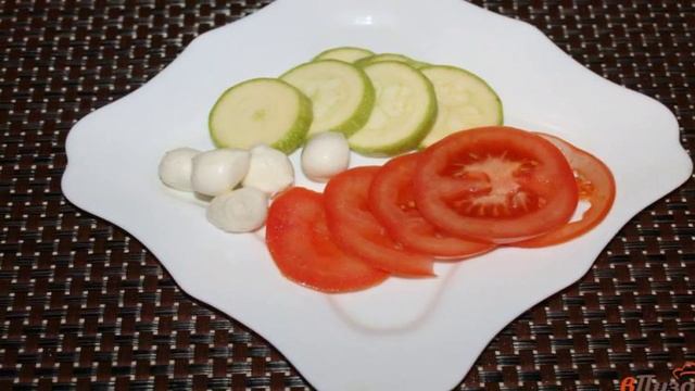 Закуска из помидора и кабачка под соусом из вяленых томатов