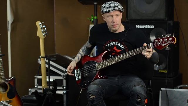 Бассист на репетиции новой песни смотреть онлайн