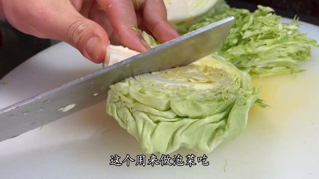 涼拌包菜要不要焯水，看大廚是咋做的，清脆爽口，好吃又下飯【留意美食】#包菜 #涼拌包菜