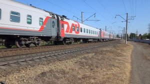 ЭП1М-548 с поездом №247 Санкт-Петербург — Анапа.