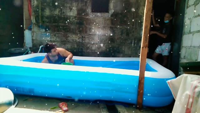 Cleaning of Inflatable pool for a pool party смотреть онлайн