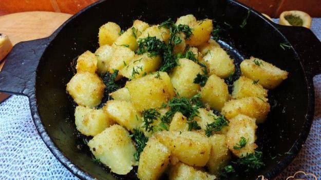 Вареный картофель запеченный в панировочных сухарях