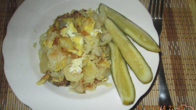 Жареная картошка с яйцом, луком и чесноком