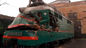 Электровоз ВЛ80т после лобового столкновения с тепловозом
