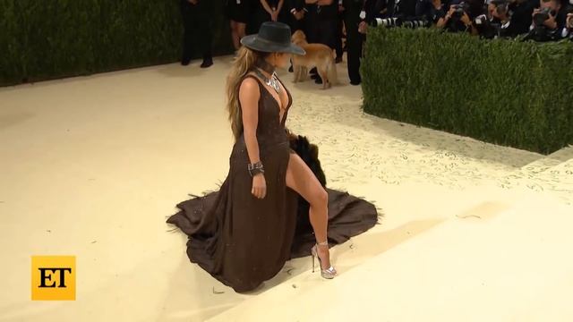 Jennifer Lopez Rocks Met Gala Red Carpet WITHOUT Ben Affleck (Exclusive) смотреть онлайн