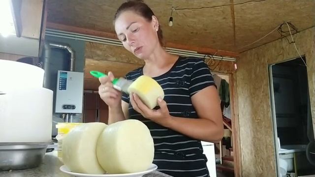 С козами в холод и ☔💦дождь. Радуемся сыру. Посылка с сырного сайта. Какой кисточкой красить сыр смотреть онлайн