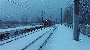 Пассажирский поезд поезд проезжает платформу Геройская