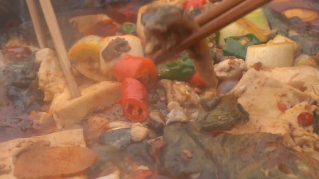 大哥買3條鰱魚，老弟搭配豆腐大鐵鍋燉，麻辣鮮香，就是太費米飯了！ 【鐵鍋視頻】