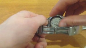 Как снять крышку наручных часов