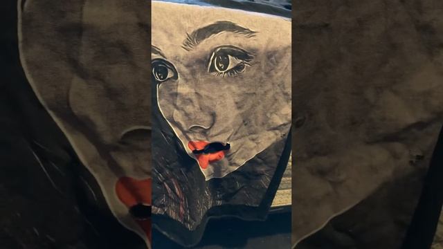 Vacuum Ariana Grande sucks up latex gloves until she’s full 😂 смотреть онлайн