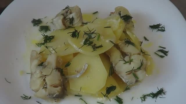 Минтай тушеный с картофелем