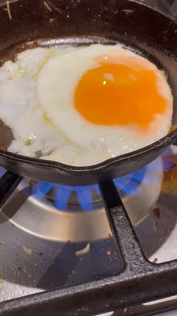 Wrought Iron Skillet Cooking Egg смотреть онлайн