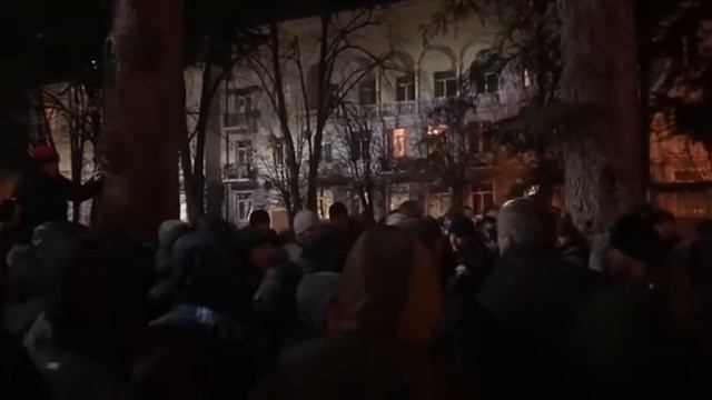 Ацамаз Джабиев успокаивает толпу на Театральной площади в Цхинвали 17 12 2020 смотреть онлайн