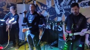 Нельзя просто так взять и не спеть, если выпал такой шанс. Цой - Перемен. #перемен #цой #кино