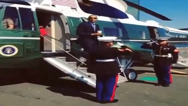 President Obama Says Hello to Two Marines With The "Latte Salute" смотреть онлайн