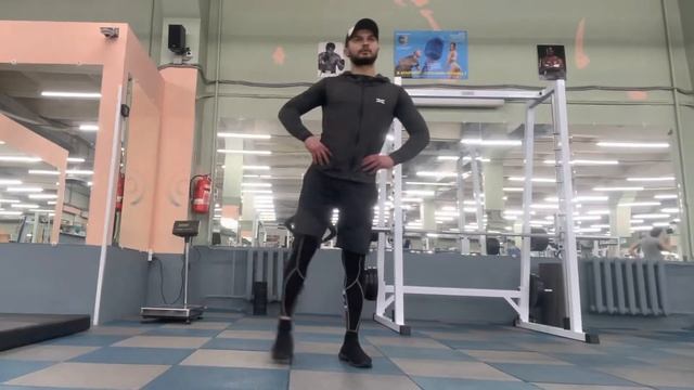 Махи стоя в сторону попеременно.