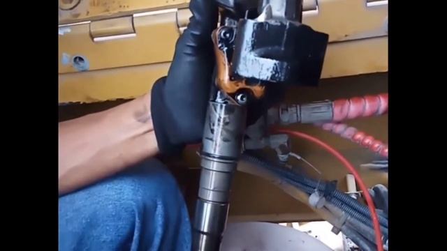Caterpillar 773E injector seal and solenoid seal replacement Part 1 смотреть онлайн