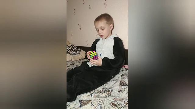 Как собрать кубик Рубика 3х3.Часть 6 Углы на шапке смотреть онлайн