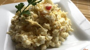 Салат из цветной капусты с сыром, яйцами и крабовыми палочками