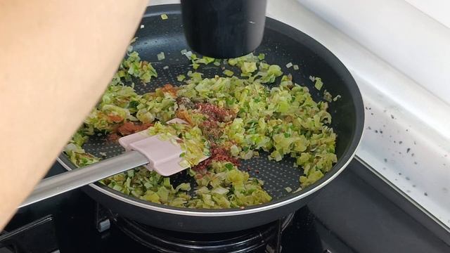 PIRASALI OMLET TARİFİ 💯 PIRASAYI BİR DE BÖYLE DENEYİN PIRASA SEVMEYEN ÇOCUK KALMAYACAK смотреть онлайн