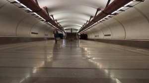 Московский метрополитен станция метро Кожуховская движение поездов и пассажиров