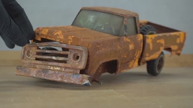 Реставрация старого игрушечного пикапа 1970-х годов. смотреть онлайн