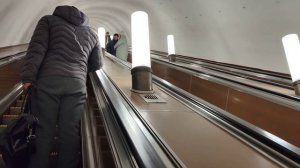 Эскалатор на станции #metro Кузнецкий Мост на подъём в наземный вестибюль -высота подъёма 39,4 метр