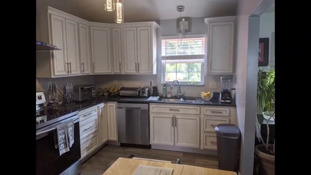 Diamond Prelude Haskett Partial Overlay Painted White with Grey Stone Detail Glaze Kitchen смотреть онлайн