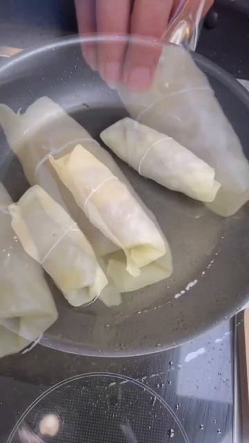 Incredibly low carb cabbage spring rolls #shorts смотреть онлайн