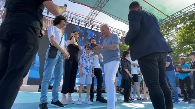 TOZKOPARAN İSKENDER EKİBİ SAHNEDE! смотреть онлайн