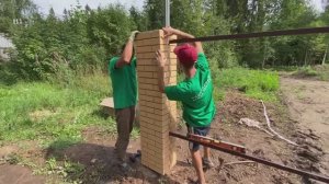 Монтаж забора из металлического штакетника с пикс панельными столбами