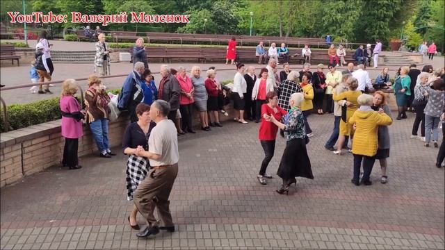 Какие же вы красивые мои брестчане! Танцуем в парке!