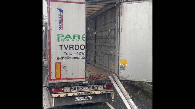 Дальнобой по Европе. Загрузился непонятным грузом. Рейс на Италию в ночь.