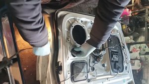 Как разобрать переднюю левую дверь на Шкода Октавия А7