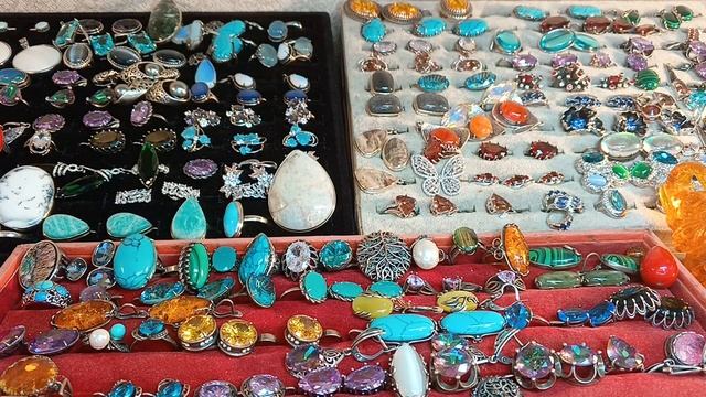 Серьги с камнем серебра и посеребрения.