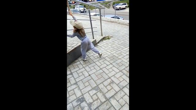 Длинноволосый 43-летний тенор мужчина-2 длинноволосых мальчика танцуют!
