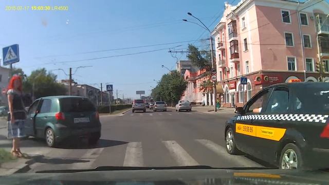 2015-07-17 Девушка слишком круто повернула, зацепила знак смотреть онлайн