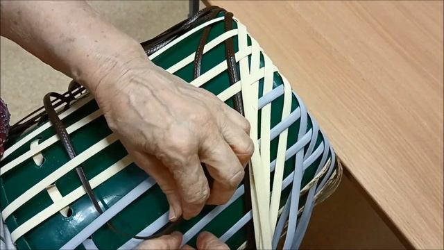 Полосатое разноцветное кашпо из ротанга смотреть онлайн