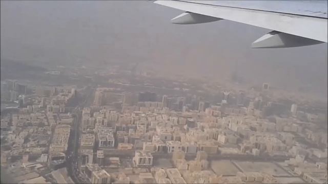 Emirates 777 Takeoff from Dubai in Dusty Weather смотреть онлайн