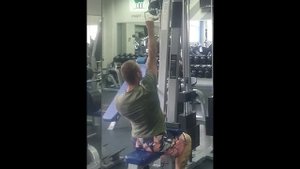 Тяга верхнего блока одной рукой